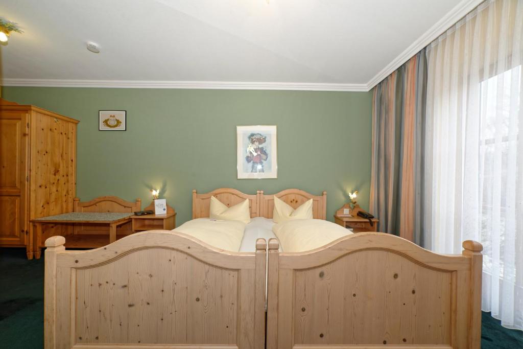 Postel nebo postele na pokoji v ubytování Hotel zum Maximilian