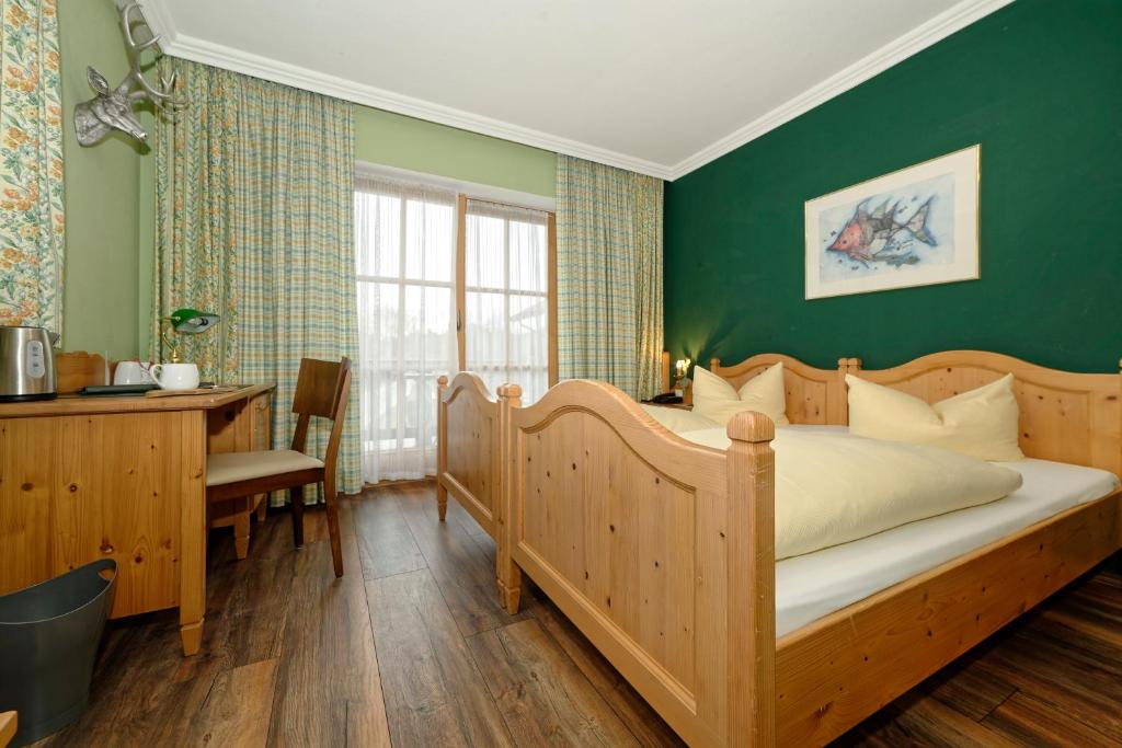 Postel nebo postele na pokoji v ubytování Hotel zum Maximilian