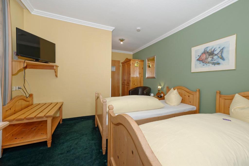 Postel nebo postele na pokoji v ubytování Hotel zum Maximilian