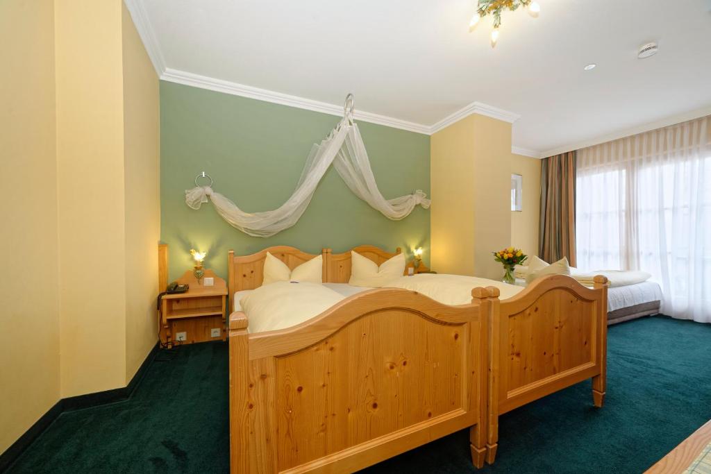 Postel nebo postele na pokoji v ubytování Hotel zum Maximilian