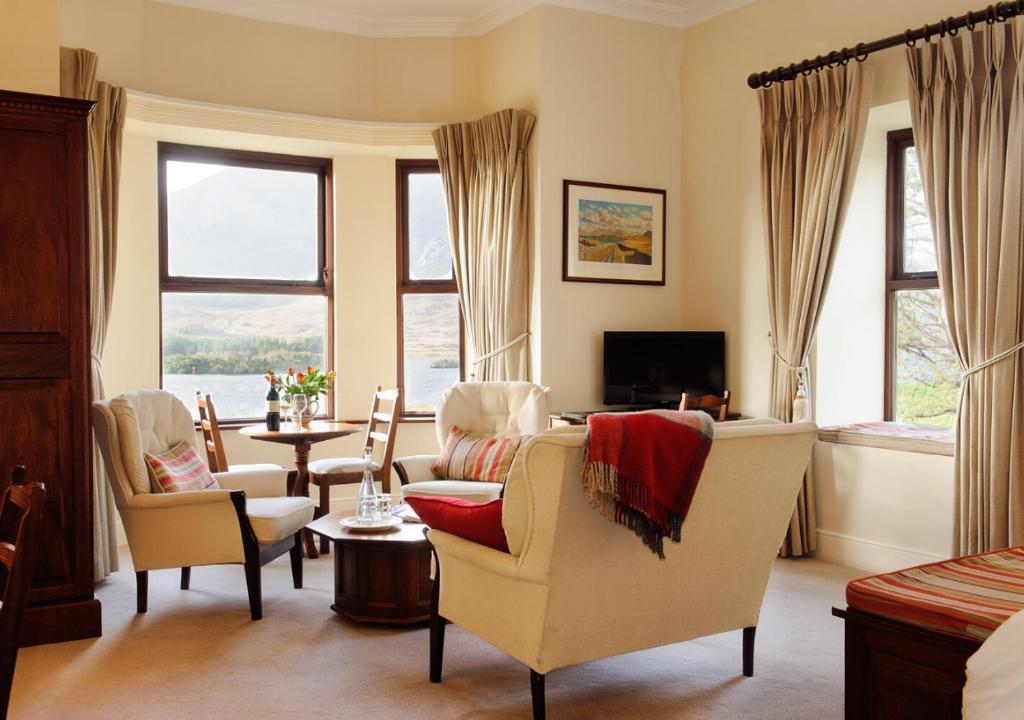 TV a/nebo společenská místnost v ubytování Lough Inagh Lodge Hotel