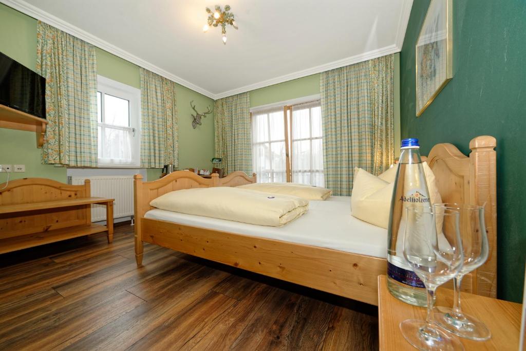 Postel nebo postele na pokoji v ubytování Hotel zum Maximilian