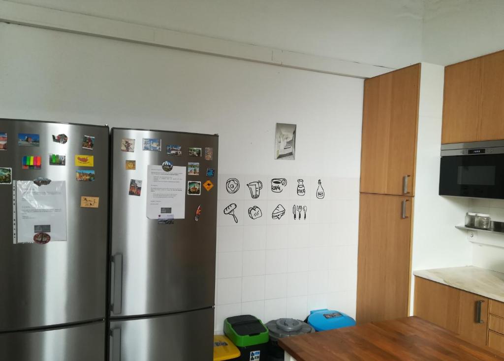 A cozinha ou cozinha compacta de Old Évora Hostel