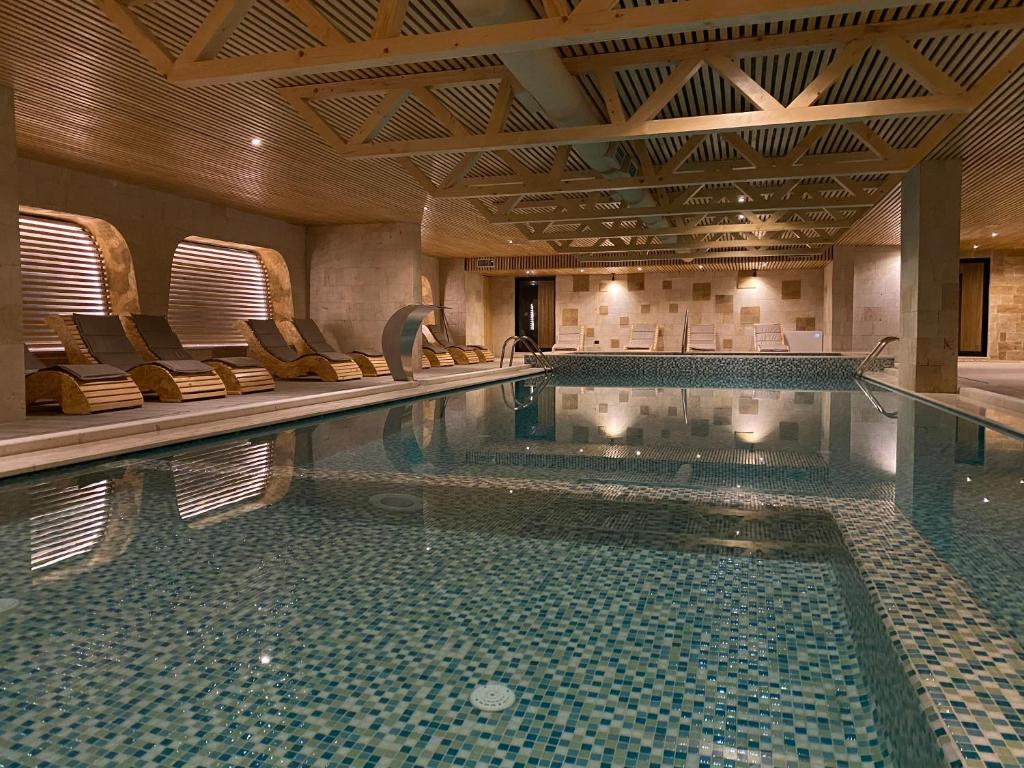 Bazén v ubytování ETER Hotel nebo v jeho okolí