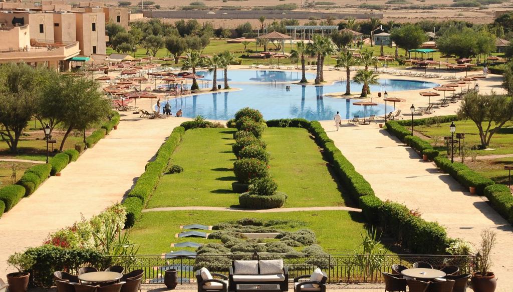 - une vue sur un parc avec 2 piscines et des arbres dans l'établissement Marrakech Ryads Parc All inclusive, à Marrakech