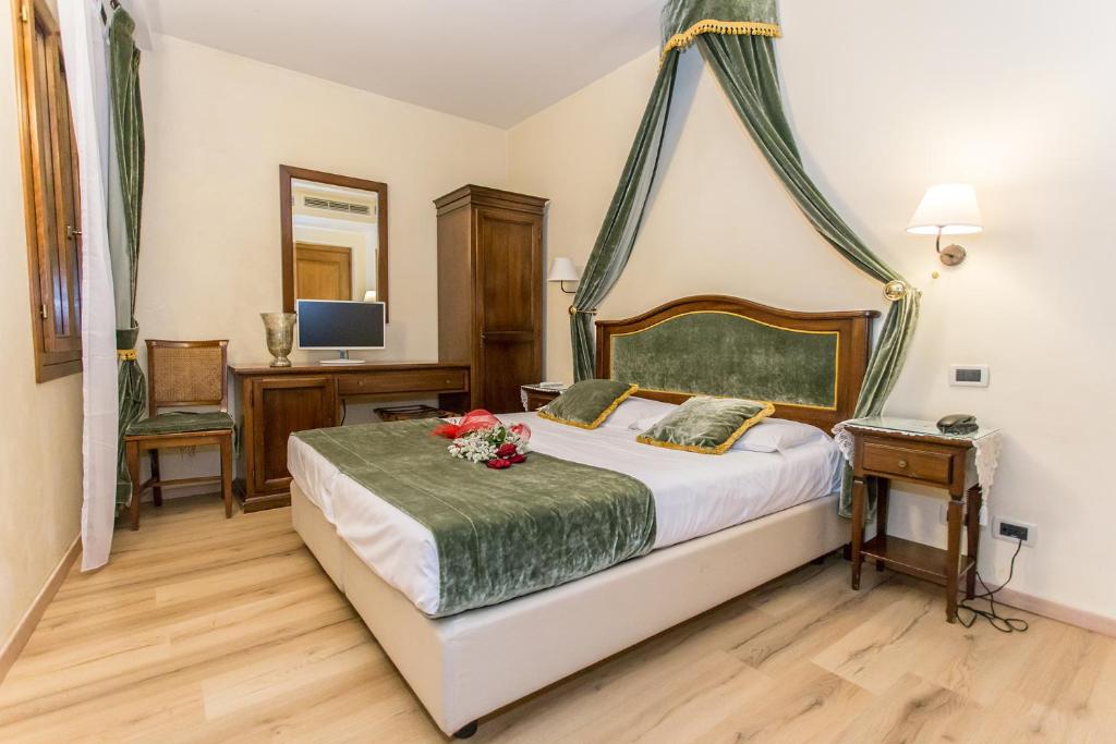 ein Schlafzimmer mit einem Bett mit Blumen darauf in der Unterkunft Residenza Rivo Alto in Venedig