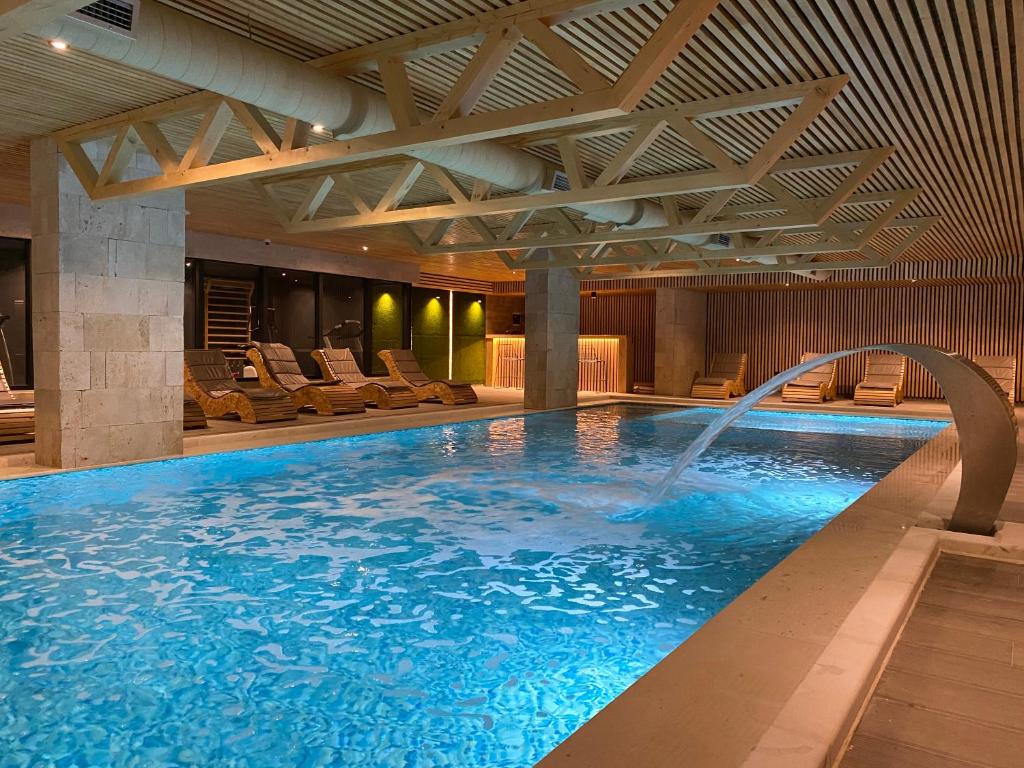 Bazén v ubytování ETER Hotel nebo v jeho okolí