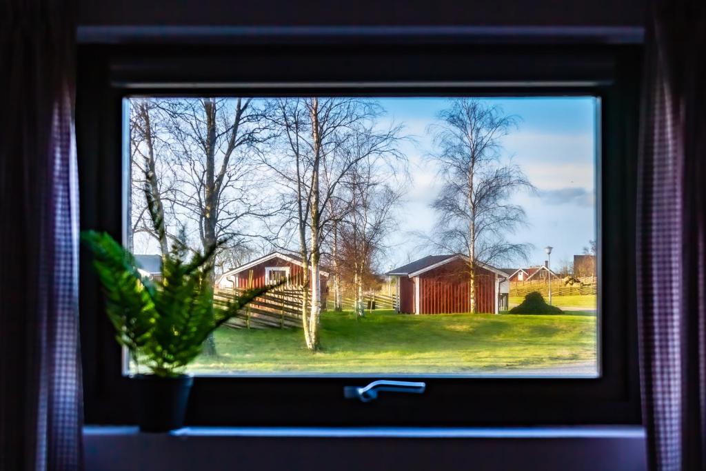 a bathroom window with a view of a yard at Rödlix Vandrarhem & Camping in Tvååker