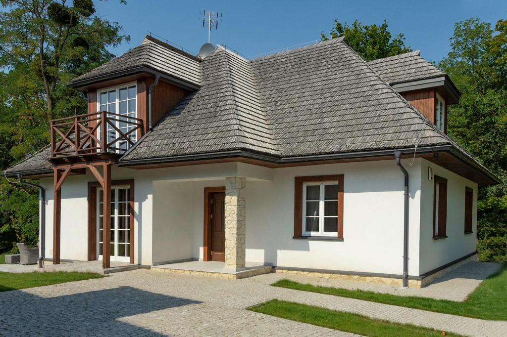 mały dom z dachem szyndelowanym w obiekcie Zamkowe Wzgórze Dom nr 5 Kazimierz Dolny, Góry w Kazimierzu Dolnym