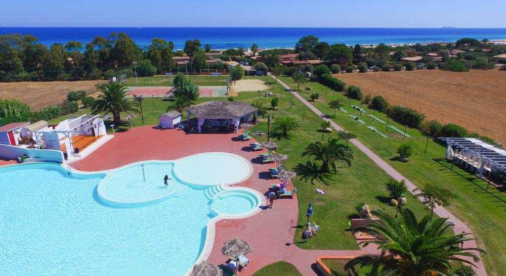 una vista sulla piscina di un resort di Rey beach Club a Monte Nai