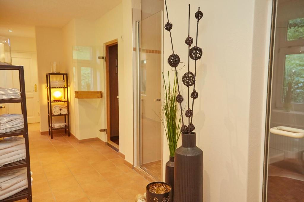 a room with a vase with a plant in it at Flair-Hotel Waldfrieden in Meuselbach-Schwarzmühle