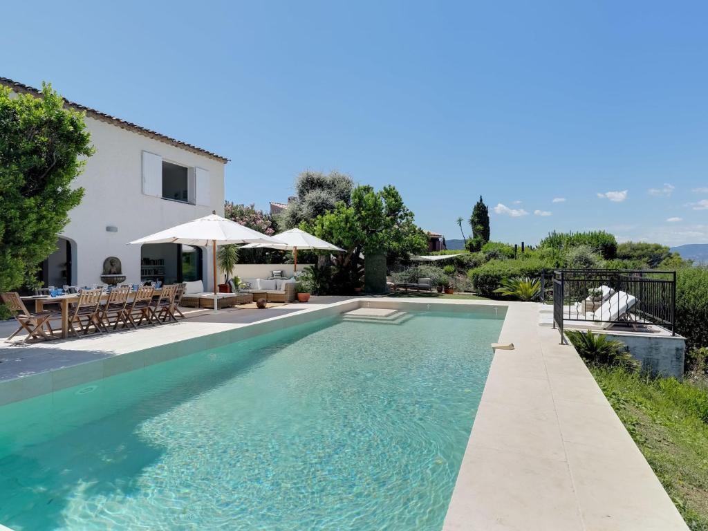 une villa avec une piscine et une maison dans l'établissement Holiday Home Les Arbousiers by Interhome, à La Nartelle