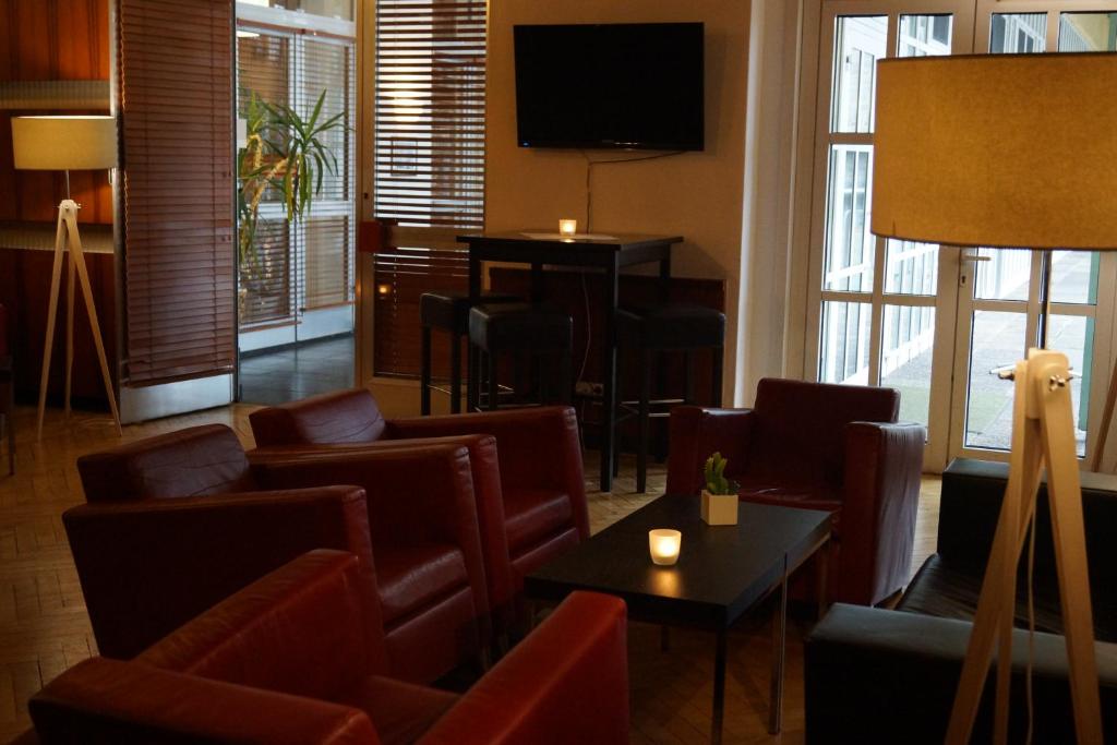 TV a/nebo společenská místnost v ubytování Waldhotel am See Berlin-Schmöckwitz