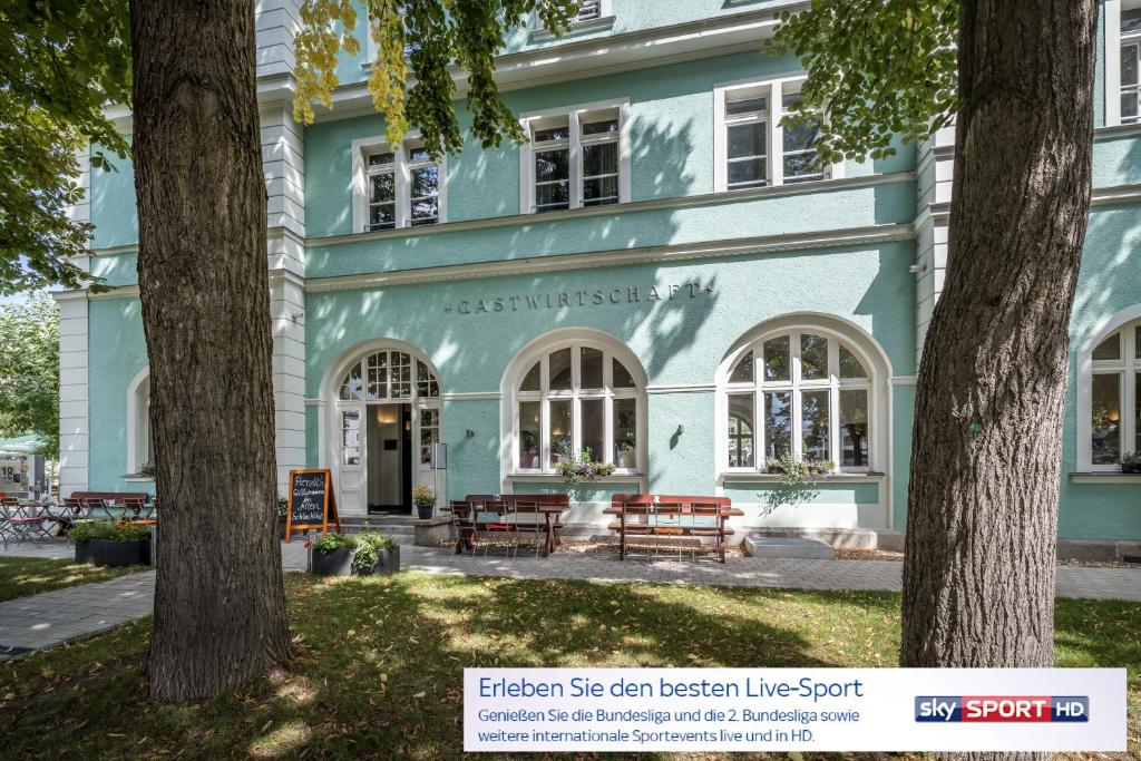 un bâtiment bleu avec des bancs devant lui dans l'établissement Riemhofer Alter Schlachthof, à Ratisbonne