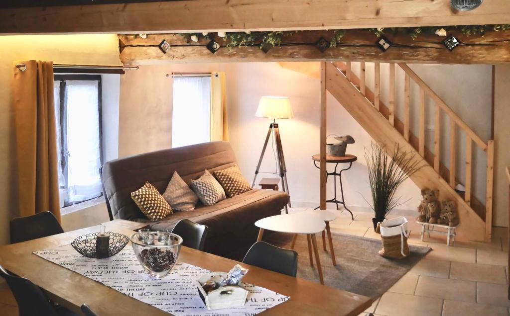 un soggiorno con divano e tavolo di La cabane du chasseur a Flines-lès-Mortagne