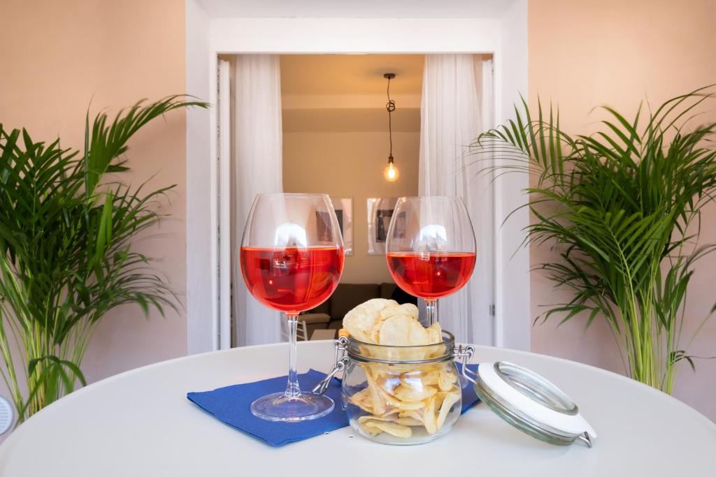 due bicchieri di vino rosso su un tavolo bianco di Opera & expo Verona - Tosca a Verona