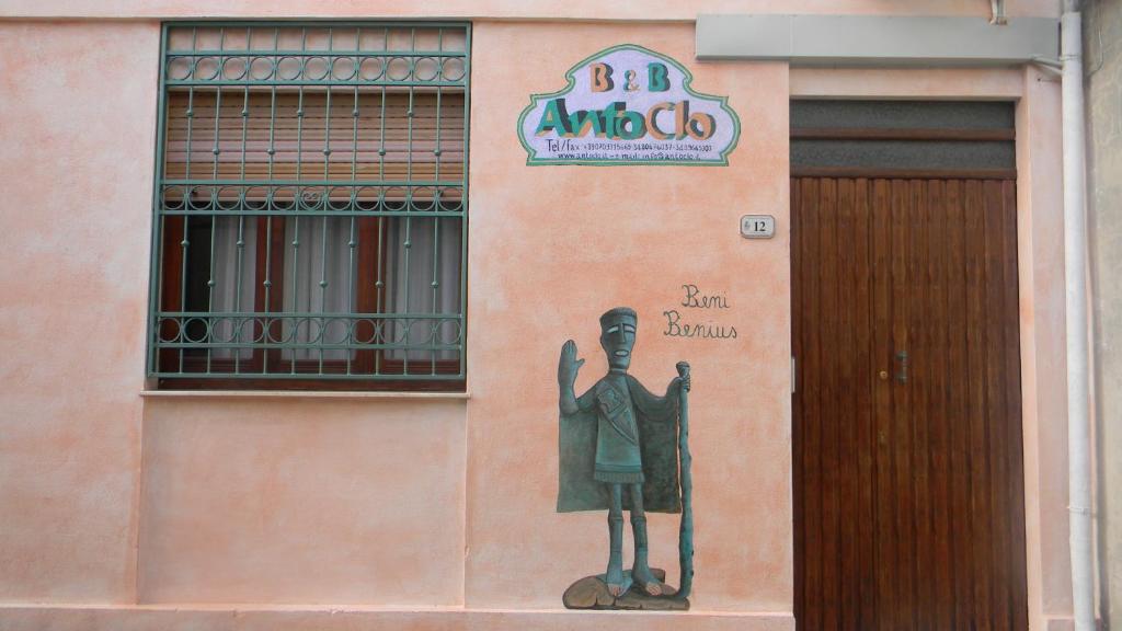 una estatua de un hombre al lado de un edificio en B&B Antoclo Di Concas Angela Margherita, en Villacidro