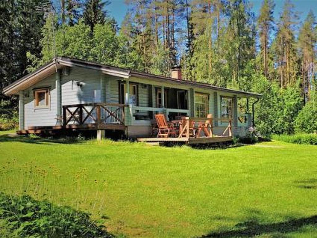 een klein huis in het midden van een veld bij Holiday Home Niittylahti by Interhome in Koro