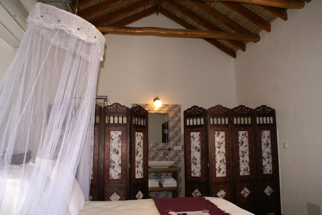 sypialnia z łóżkiem z białą moskitierą w obiekcie La Cañota 2-Floors King Rooms Adults Only w mieście Talara