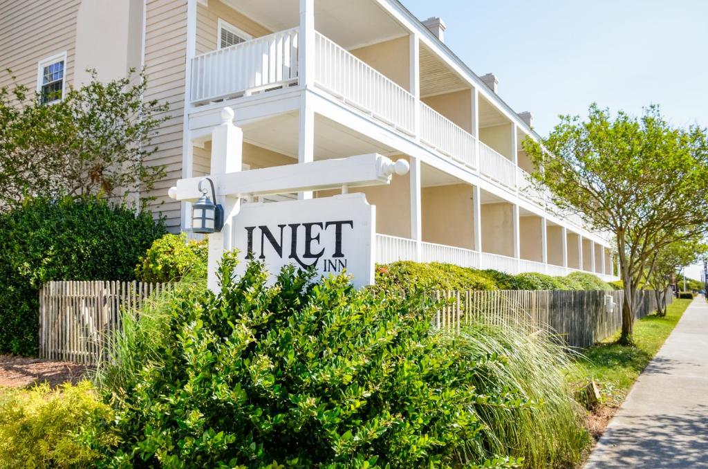 una señal de una posada de nido frente a un edificio en Inlet Inn NC, en Beaufort