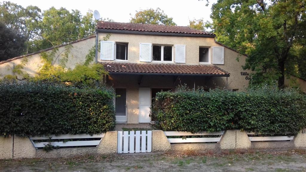 a house with a white fence in front of it at Appartement SOULAC SUR MER À 500 m de la plage N 2 in Soulac-sur-Mer