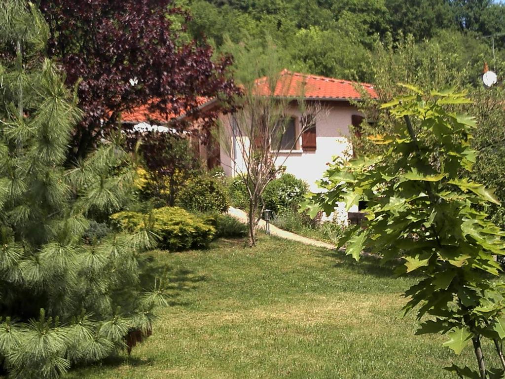 Zahrada ubytování La Meïzou, gîte - chambres d hôtes à Champeix