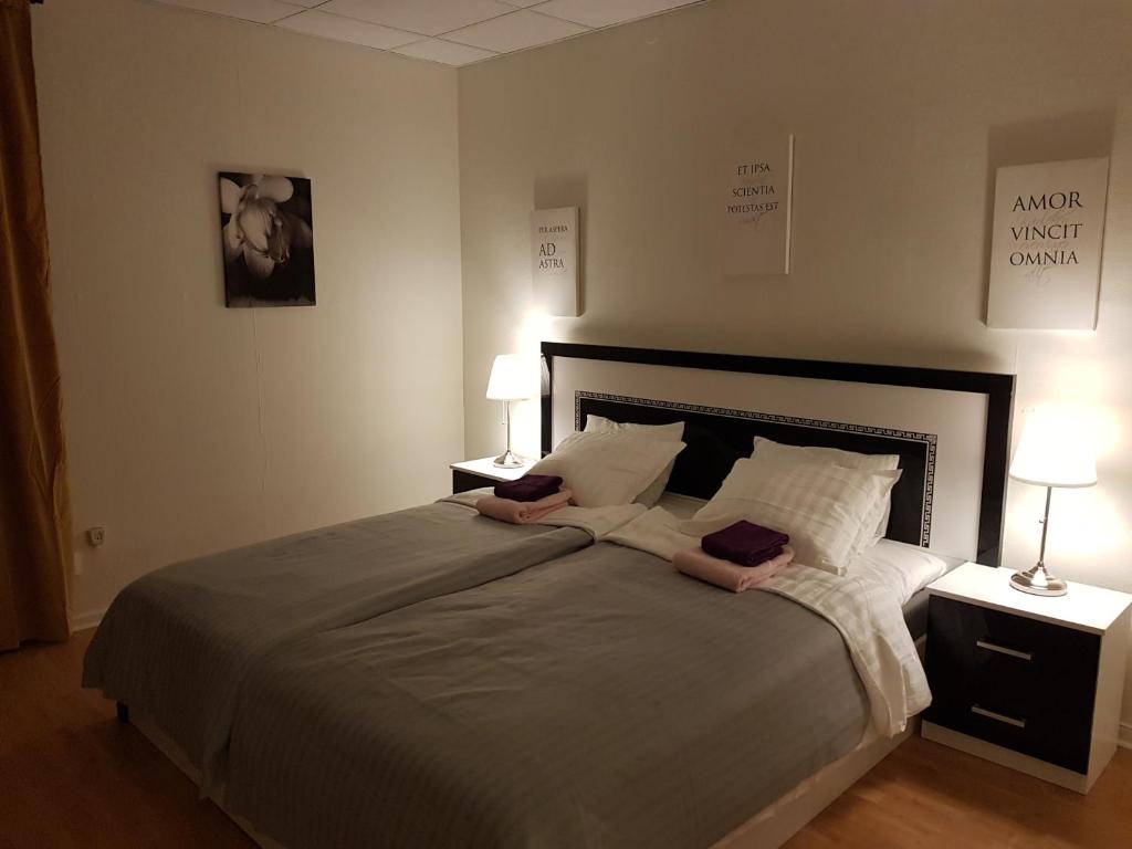 Säng eller sängar i ett rum på Hotell Skinnargården