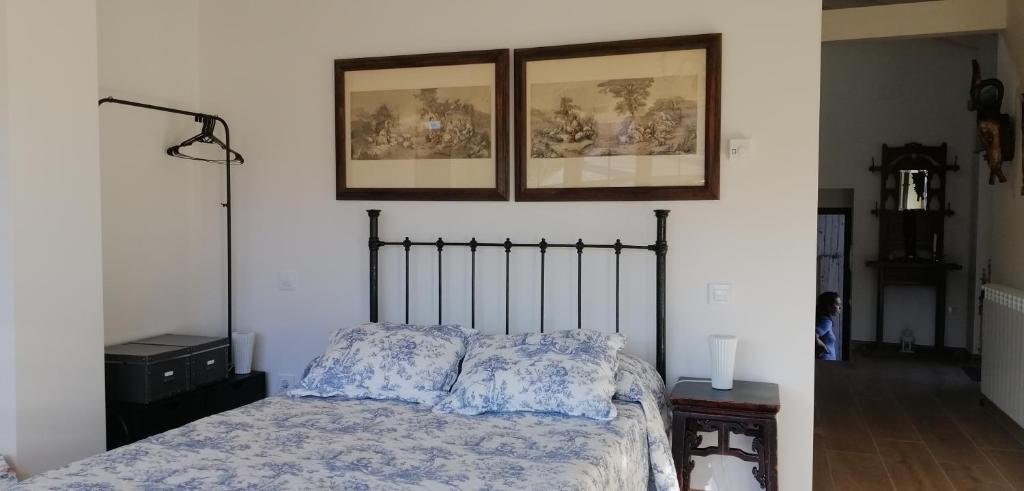 1 dormitorio con 1 cama y 2 cuadros en la pared en Curato-Don Santiago, en Trefacio