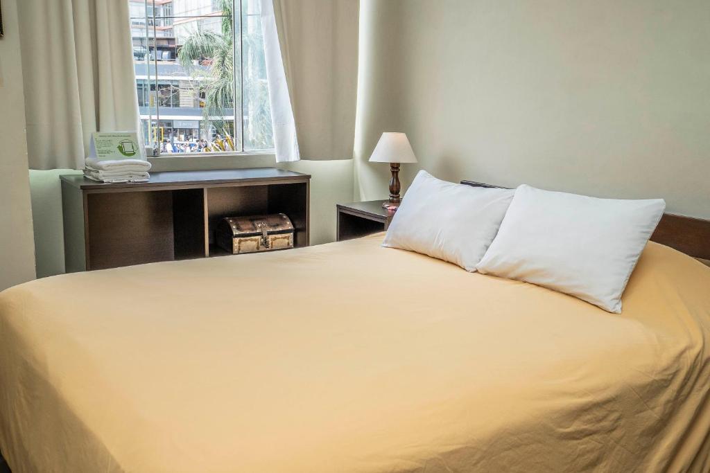 Postel nebo postele na pokoji v ubytování Pariwana Hostel Lima