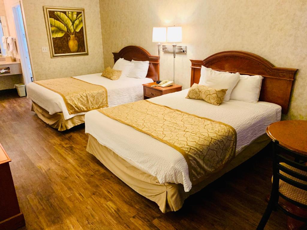 Postel nebo postele na pokoji v ubytování St. George Inn and Suites