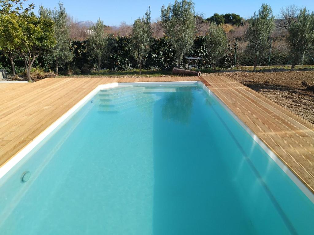 einen Blick über einen Pool neben einem Feld in der Unterkunft House Ivica in Trogir