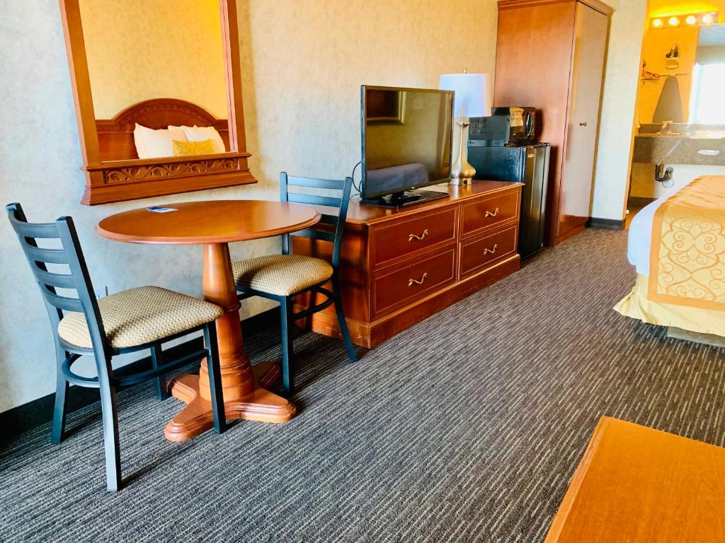 TV a/nebo společenská místnost v ubytování St. George Inn and Suites