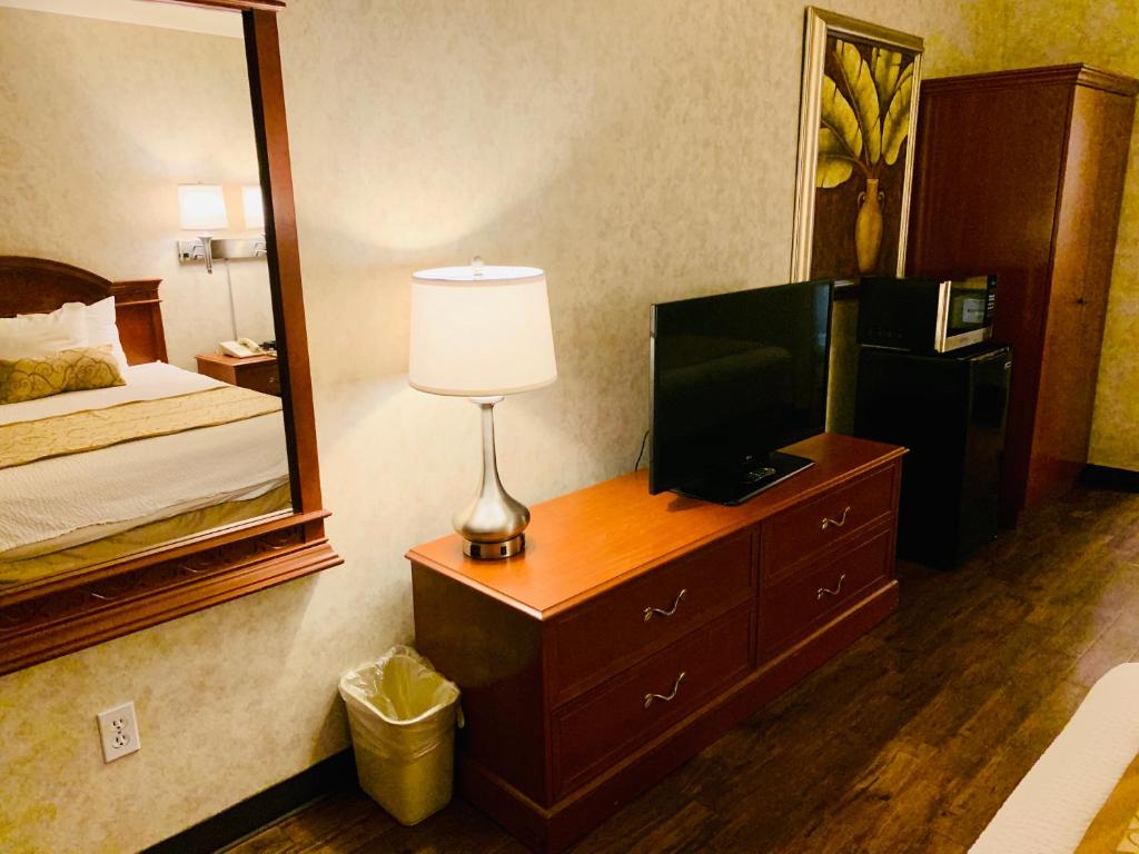 TV a/nebo společenská místnost v ubytování St. George Inn and Suites