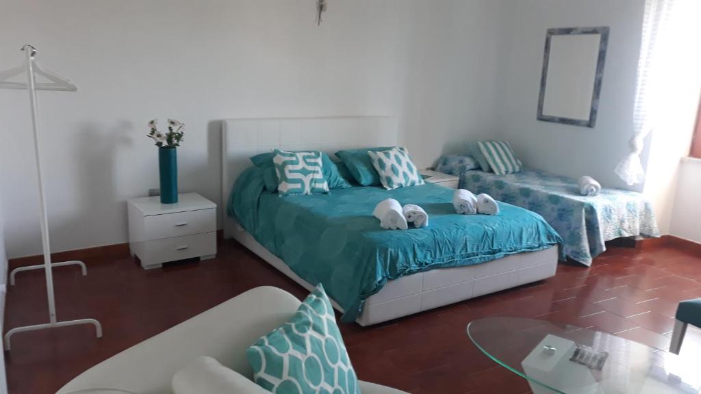 - une chambre avec un lit et un canapé dans l'établissement Emidio House, à Termini