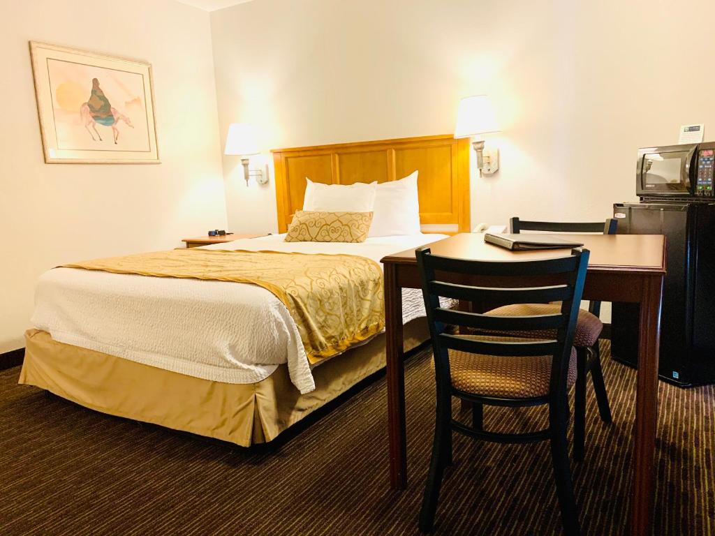Postel nebo postele na pokoji v ubytování St. George Inn and Suites