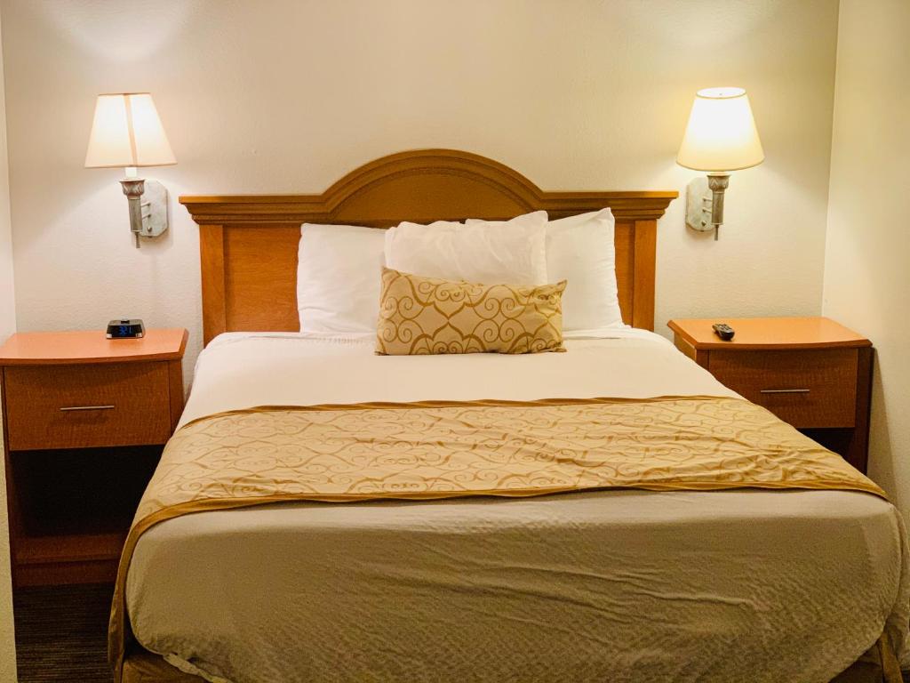 Postel nebo postele na pokoji v ubytování St. George Inn and Suites
