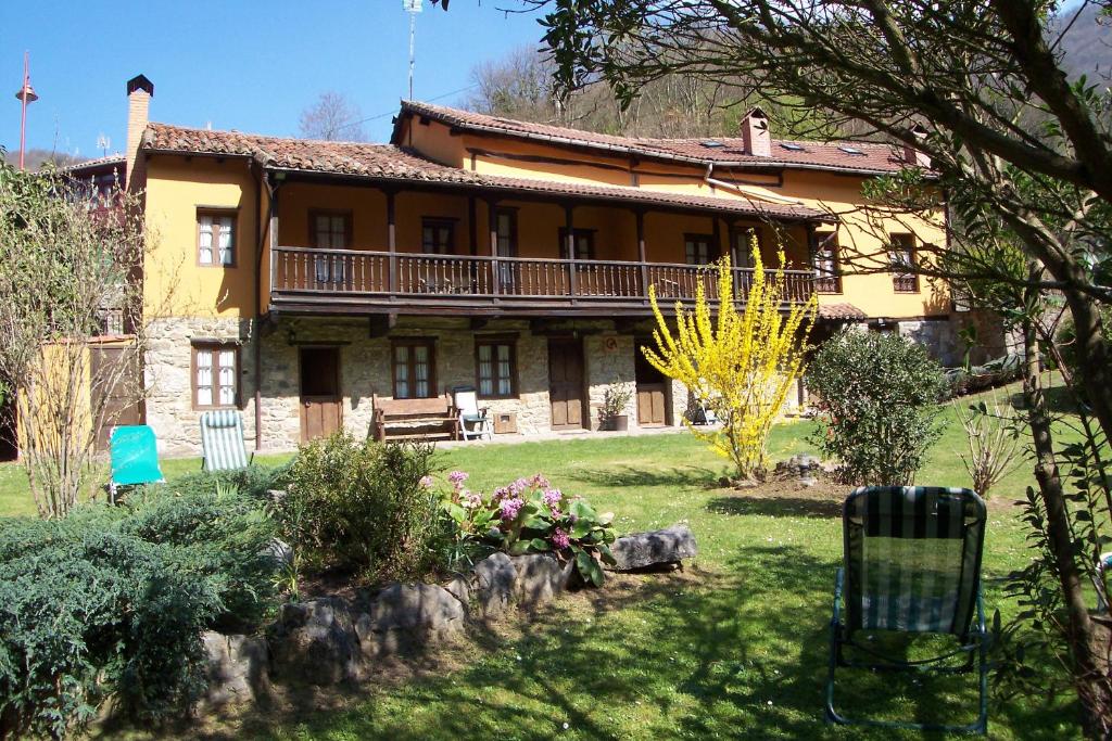 a large house with a yard in front of it at Corrada Torales in Bárzana