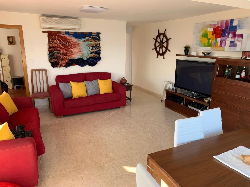 TV a/nebo společenská místnost v ubytování Apartamento en primera línea de mar, 8 personas