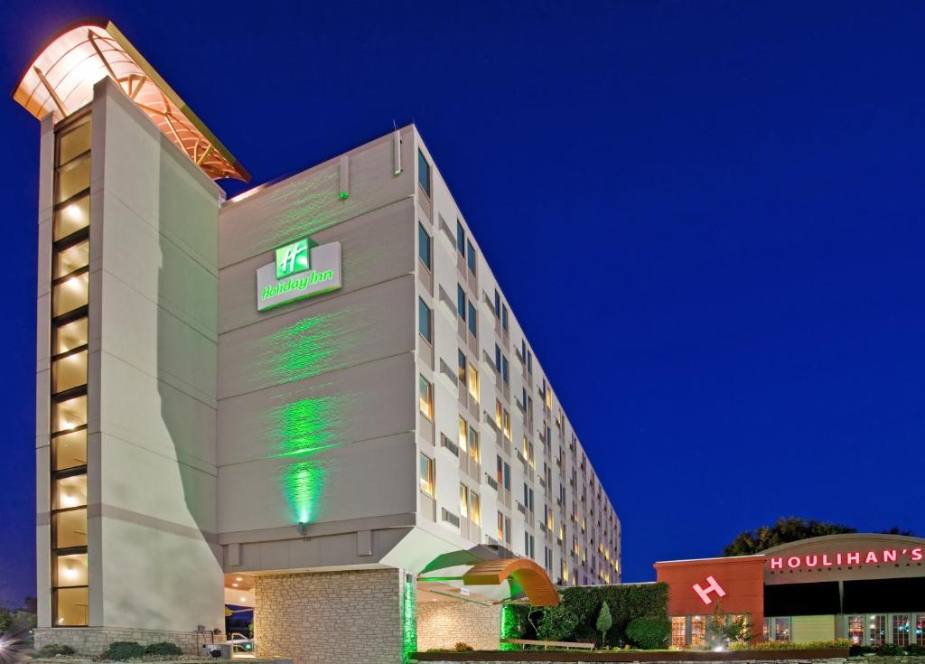 a rendering of a hotel at night at Holiday Inn At the Campus, an IHG Hotel in Manhattan