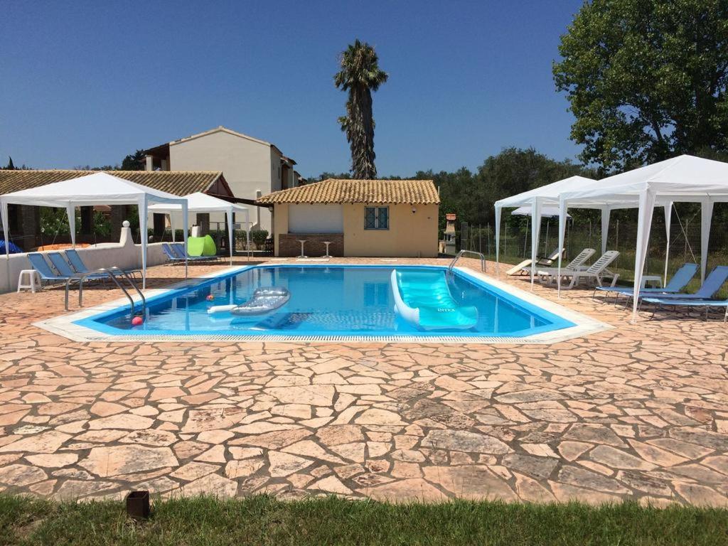 Bazén v ubytování NEFELI House nebo v jeho okolí