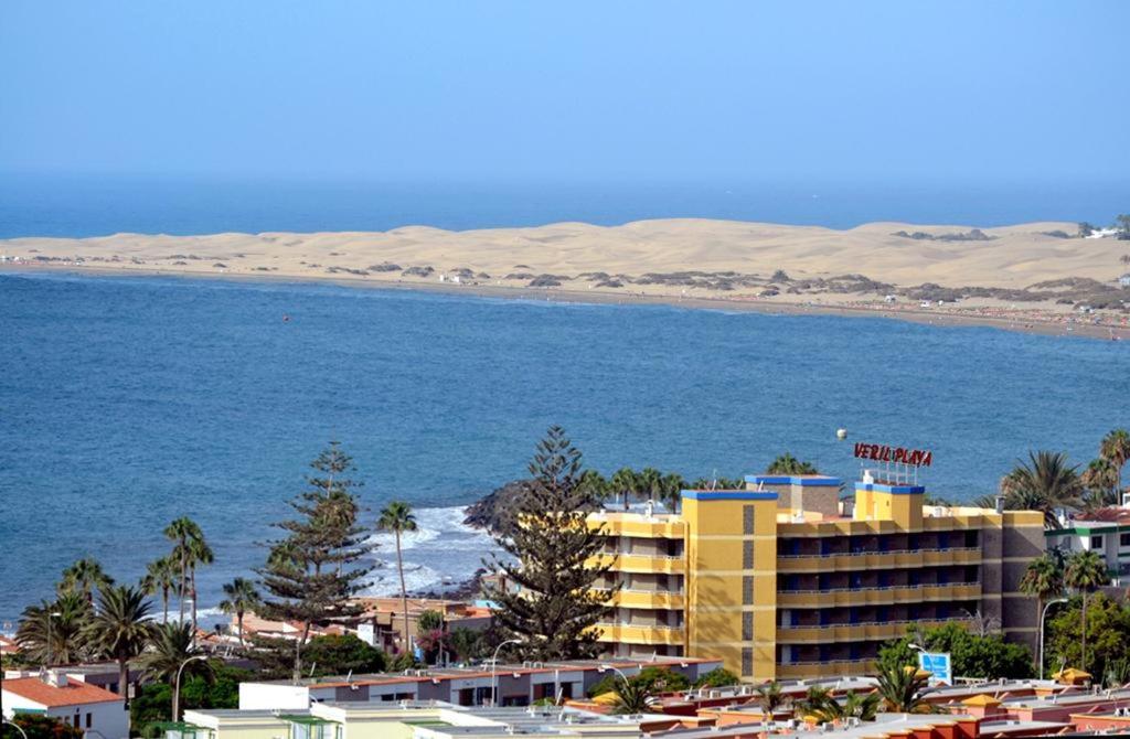 een uitzicht op het strand en een hotel en de oceaan bij Hotel LIVVO Veril Playa in Playa del Inglés