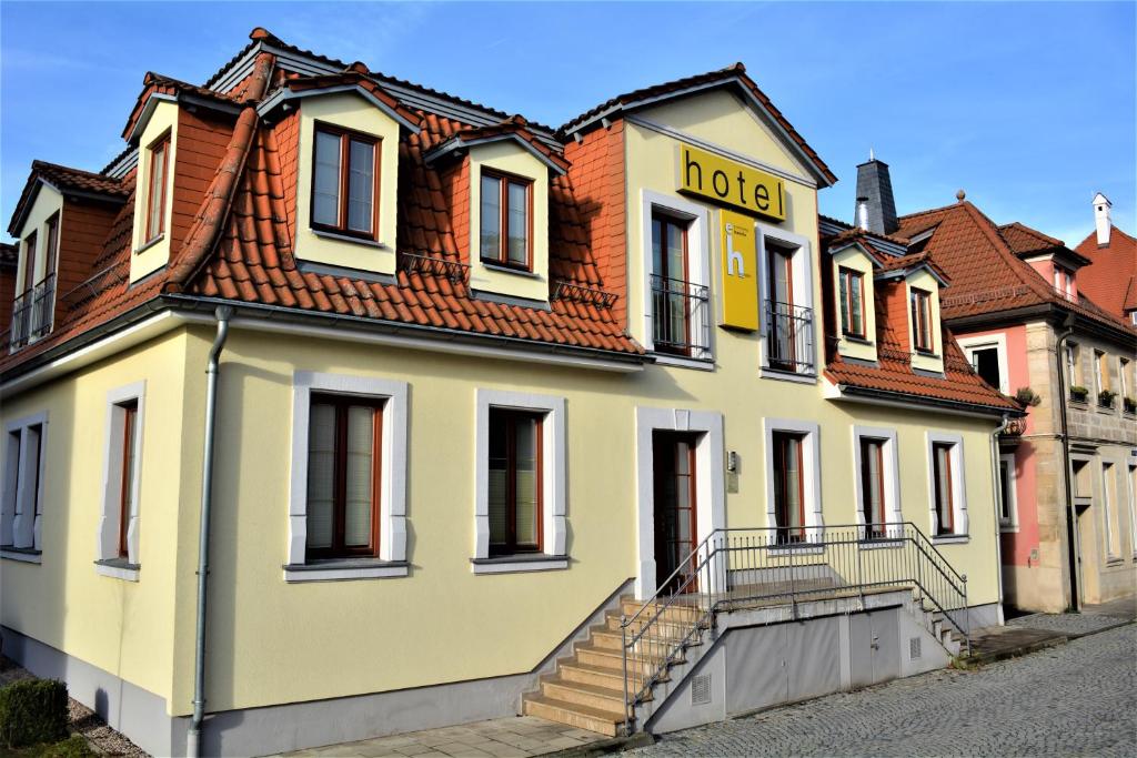 un edificio con un cartel de hotel en él en Economy Hotel Kronach en Kronach