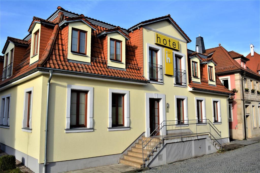 クローナハにあるEconomy Hotel Kronachのホテルの看板が貼られた建物