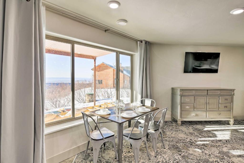 Anchorage Getaway with Mtn Views Less Than 5 Mi to Zoo! - Appartement