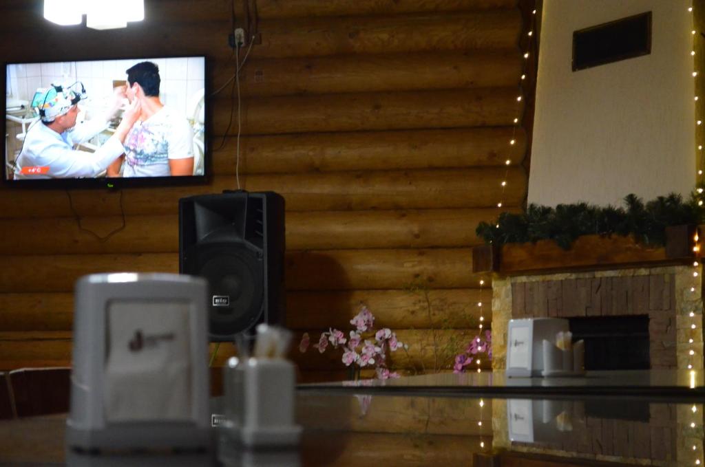 TV a/nebo společenská místnost v ubytování Sadyba Pikuy