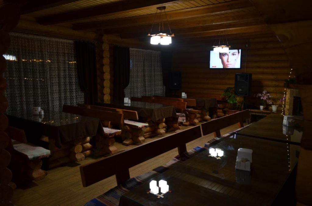 TV a/nebo společenská místnost v ubytování Sadyba Pikuy