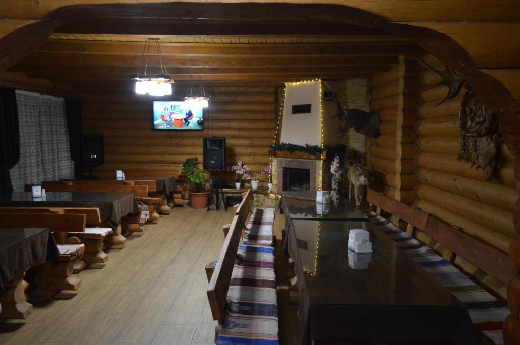 TV a/nebo společenská místnost v ubytování Sadyba Pikuy