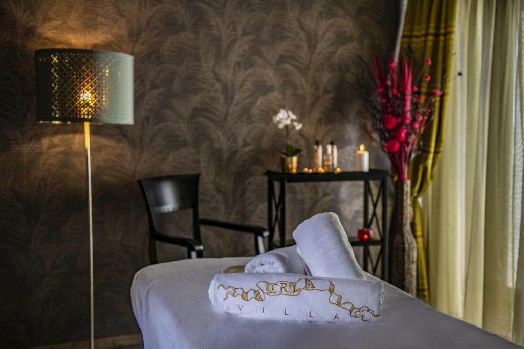 Postel nebo postele na pokoji v ubytování Erla Villa Boutique Hotel