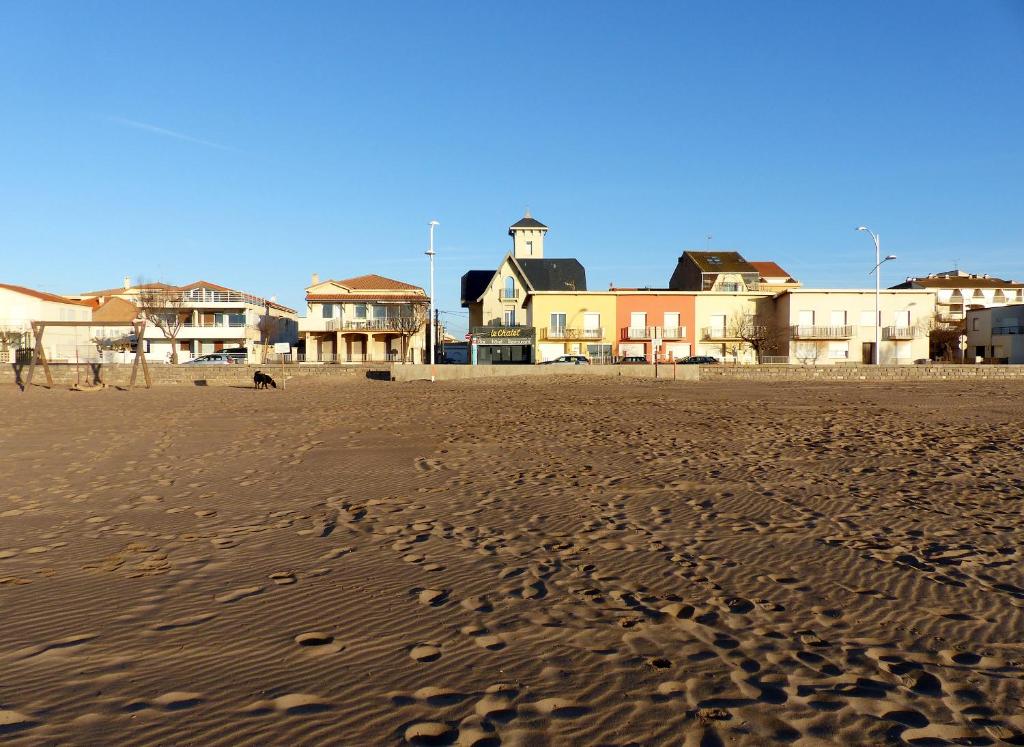 a sandy beach with footprints in the sand at Le Chalet in Valras-Plage