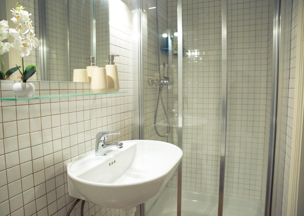 łazienka z umywalką i przeszkloną kabiną prysznicową w obiekcie Apartamento EntreCaminos w mieście Setenil